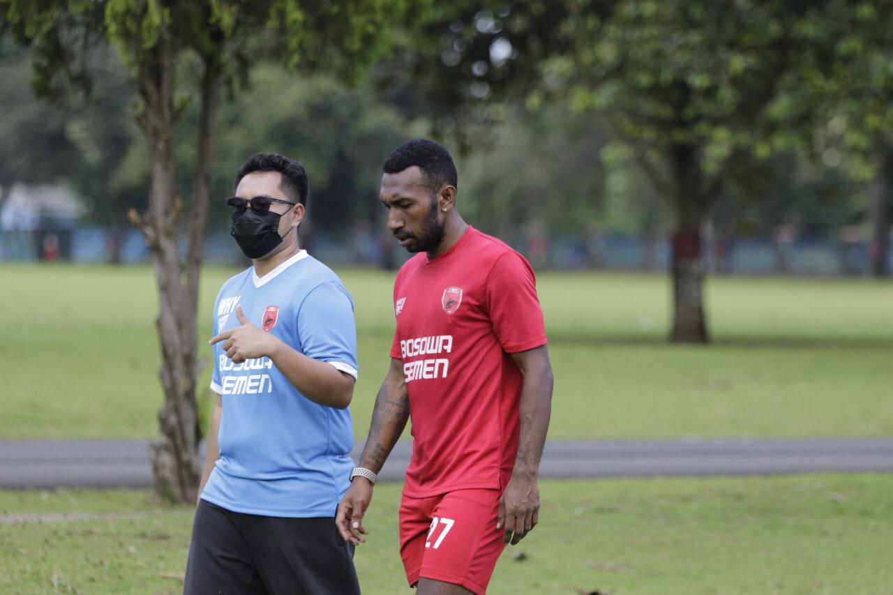 Pulih Dari Cedera Patrich Wanggai Bakal Merumput Saat PSM Bersua PSIS